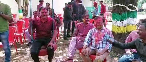 फूलों के संग उड़ी गुलाल, हुरियारों ने किया धमाल