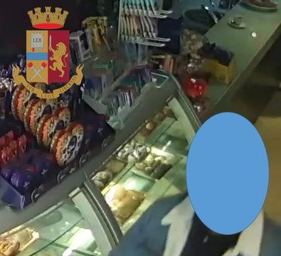 Truffatori ripresi dalle telecamere