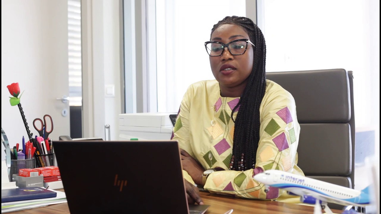 TOUT SIMPLEMENT FEMME OU LE SLOGAN DES FEMMES DU MINISTÈRE DES TRANSPORTS AÉRIENS