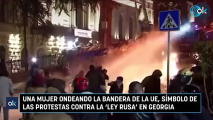 Una mujer ondeando la bandera de la UE, símbolo de las protestas contra la 'ley rusa' en Georgia
