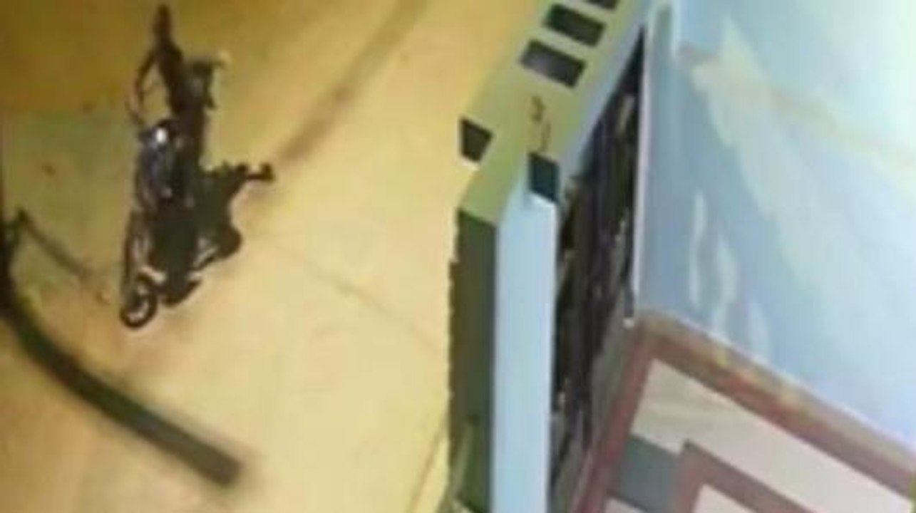 रीवा: बाइक चोरी करते सीसीटीवी कैमरे में कैद हुए चोर, जांच में जुटी पुलिस
