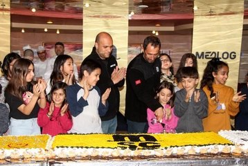 DEPREMZEDELERİN YERLEŞTİRİLDİĞİ GEMİDE TÜRK VE İTALYAN BAYRAKLI PASTA SÜRPRİZİ