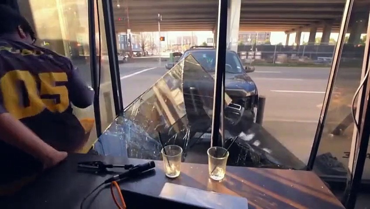 Deux podcasteurs vont avoir beaucoup de chance dans ce café... voiture folle