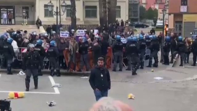 Il lancio di peluche verso il corteo del governo a Cutro
