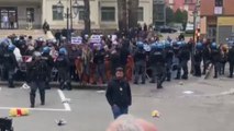 Il lancio di peluche verso il corteo del governo a Cutro