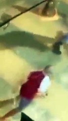 Goiás: PM dá chibatadas em homem que esperava por comida