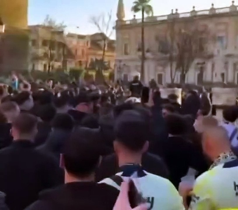 Sevilla - Fenerbahçe maçı öncesi "hükümet istifa" sloganları