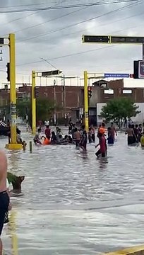 Niños juegan en medio de precipitaciones en Piura