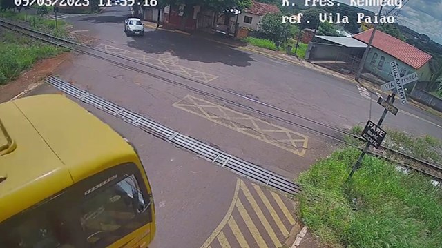 CENAS FORTES: Vídeo mostra pessoas sendo jogadas de ônibus da Apae durante acidente com trem