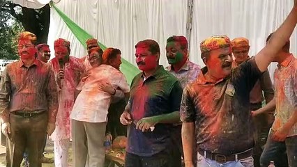 Video: देखें पुलिस अफसरों ने कैसे खेली होली