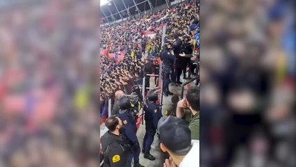 La agresión policial en el Pizjuán a un aficionado turco en el Sevilla vs. Fenerbahce de Europa League