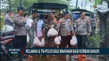 Relawan dan TNI-Polri Bagi Makanan Kepada Korban Banjir di Kudus