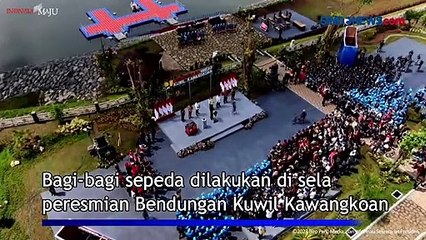 Asyik! Presiden Jokowi Bagi-Bagi Sepeda saat Resmikan Bendungan Kuwil Kawangkoan