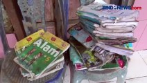 Siswa Selamatkan Meja dan Kursi yang Hanyut saat Banjir Landa Pinrang