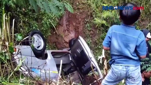 Mobil Terjun ke Jurang 25 Meter Usai Pedal Gas Tidak Berfungsi di Garut