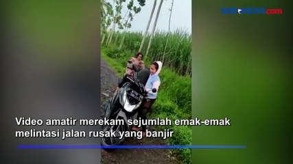 Heboh! Emak-Emak Lintasi Banjir Sambil Tertawa di Bondowoso