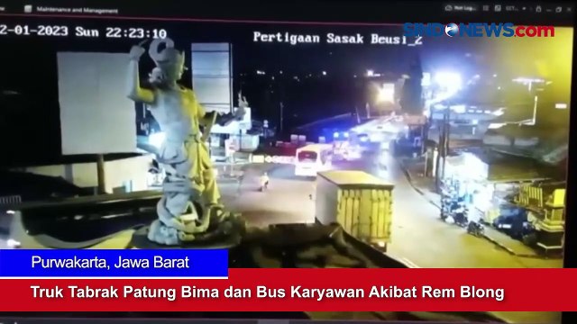 Truk Tabrak Patung Bima dan Bus Karyawan Akibat Rem Blong di Purwakarta