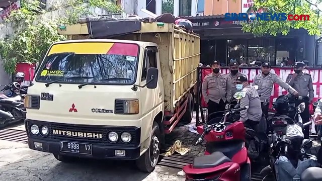 Diwarnai Aksi Dorong dan Bakar Ban, Eksekusi Lahan dan Rumah di Bandung Ricuh