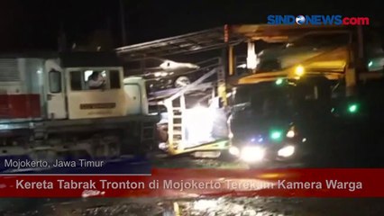Kereta Tabrak Tronton di Mojokerto Terekam Kamera Warga