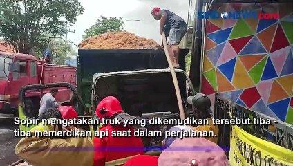 Truk Muatan Serabut Kelapa Terbakar Melaju Tak Terkendali di Banyuwangi