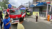 Truk Muatan Sabut Kelapa Tiba-Tiba Terbakar saat Melaju di Jalanan Banyuwangi