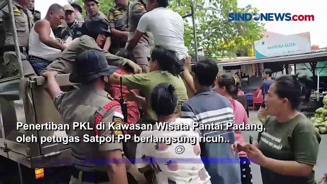 Dilarang Berjualan, Penertiban PKL di Kawasan Wisata Pantai Padang Ricuh