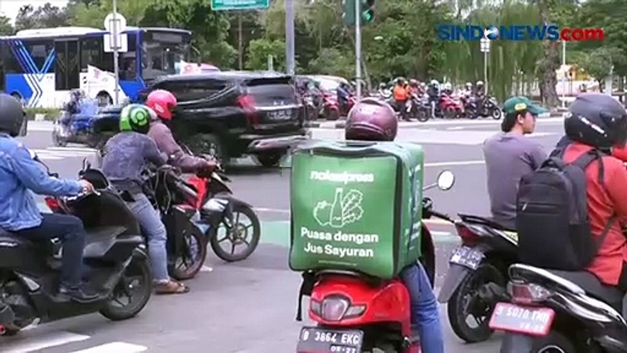 Mobil Dinas Polri Terobos Lampu Merah dan Tabra...