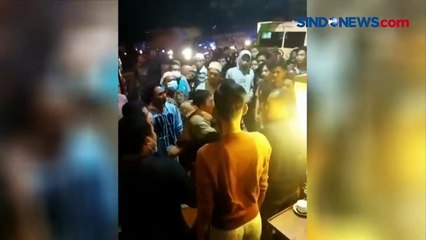 Descargar video: 3 Pemotor dalam 1 Keluarga Tewas Ditabrak Bus di Bojonegoro, Sopir Nyaris Dihajar Massa