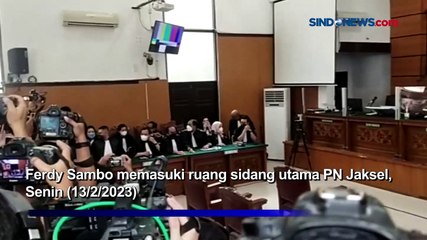 Ferdy Sambo Tiba di Ruang Sidang, Lambaikan Tangan dan Terlihat Santai
