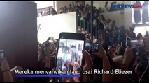 Momen Fans Richard Eliezer Kumandangkan Lagu Indonesia Raya di PN Jaksel