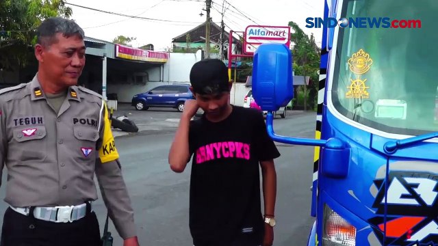 Truk Muatan 6 Ton Buah Naga Ngebut dan Berjalan Oleng Demi Konten Medsos