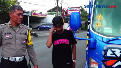 Truk Muatan 6 Ton Buah Naga Ngebut dan Berjalan Oleng Demi Konten Medsos