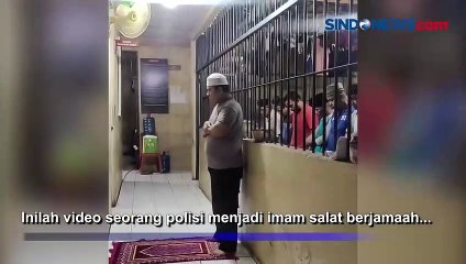 Viral! Polisi jadi Imam Salat Tahanan dalam Penjara