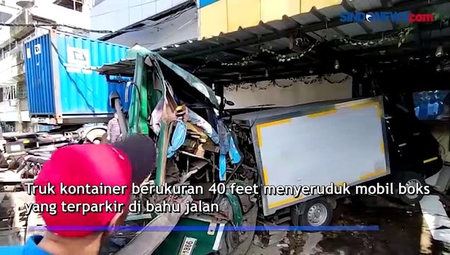 Truk Kontainer Seruduk Mobil Boks hingga Tabrak Kafe di Ancol Barat, Dua Luka Parah