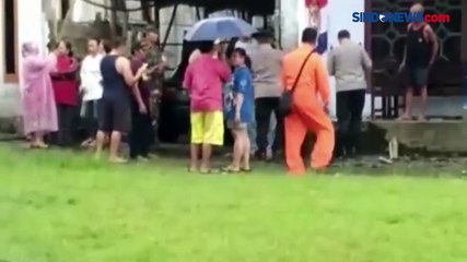 Télécharger la video: Helikopter Kapolda Jatim Mendarat Darurat di Lapangan Rejotangan Tulungagung