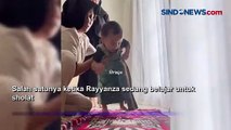 Pakai Sarung, Rayyanza Belajar Salat Bareng Sus Rini