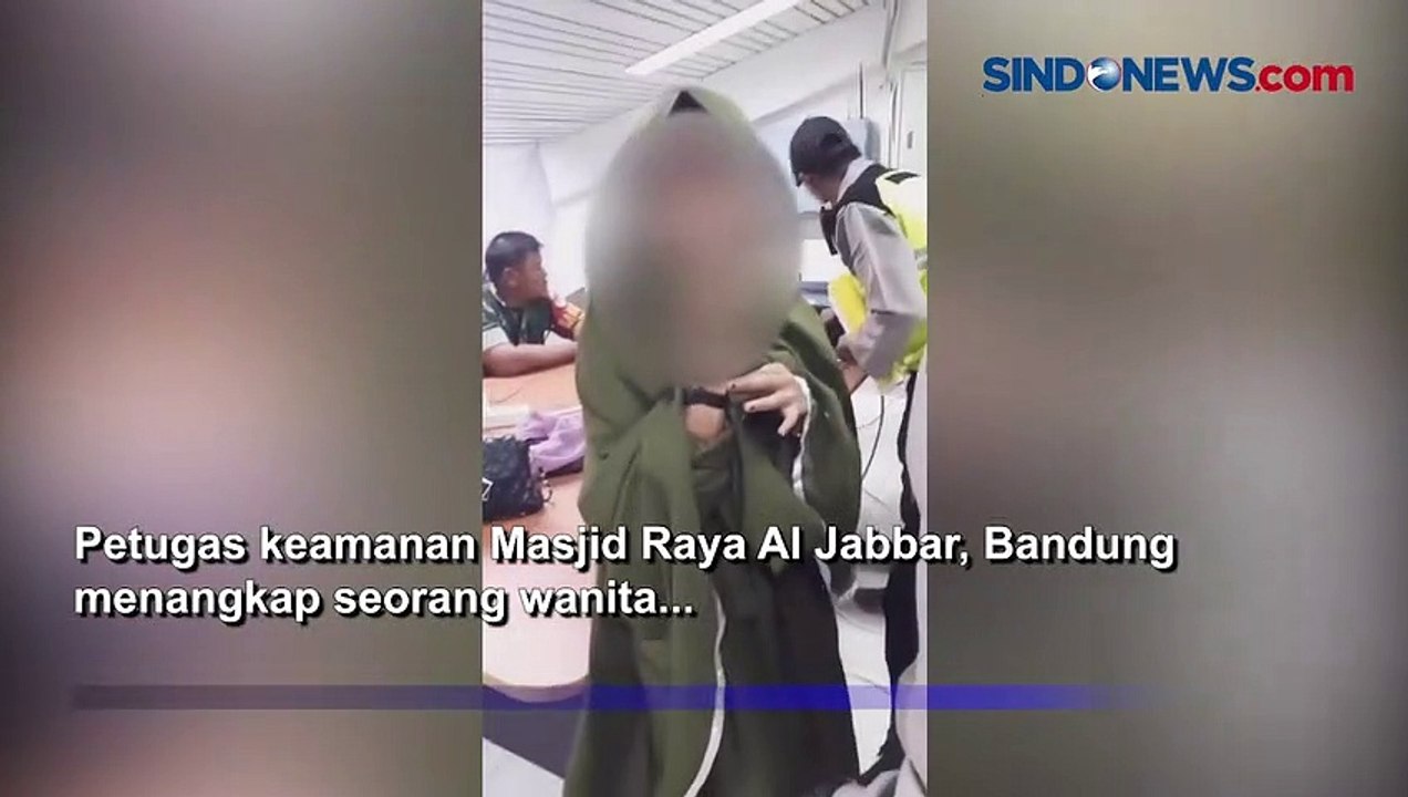 Santai Merokok saat Ditangkap, Perempuan Diduga Copet di Masjid Al Jabbar Viral