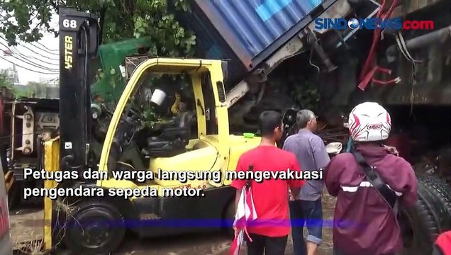Akibat Ban Selip, Truk Kontainer di Semarang Terjun dari Flyover Menyeret Motor