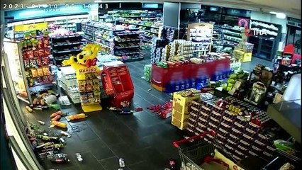 Kayseri'deki deprem kamerada: Raflardaki ürünler yere saçıldı