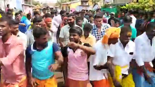 சேலம் கோவில் திருவிழாவில் தலையில் தேங்காய் உடைத்து நூற்றுக்கணக்கான பக்தர்கள் நேர்த்திக்கடன்