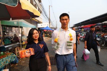 “ธนาธร” ลุยอุตรดิตถ์ ฟังปัญหา ปชช. ยัน “ก้าวไกล” แก้ปากท้อง-โครงสร้างประเทศ