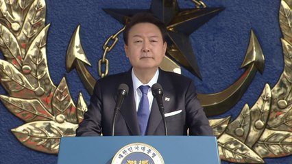尹, 해군사관학교 임관식 참석…"힘에 의한 평화" / YTN