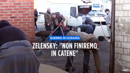 Attacchi russi in Ucraina, la promessa di Zelensky: "Non finiremo in catene"