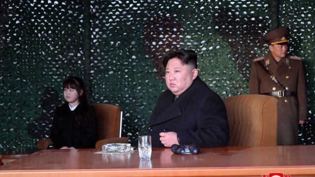 北 김정은, 전술유도무기 발사 참관...딸 김주애 동행 / YTN