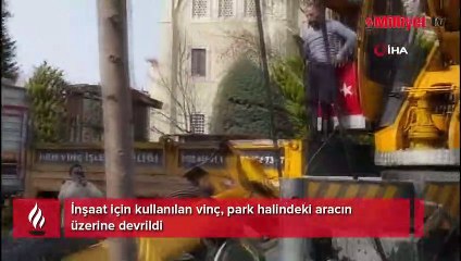 İnşaatta kullanılan vinç aracın üzerine devrildi