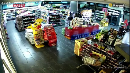 Kayseri'deki deprem anı kamerada: Raflardaki ürünler yere saçıldı