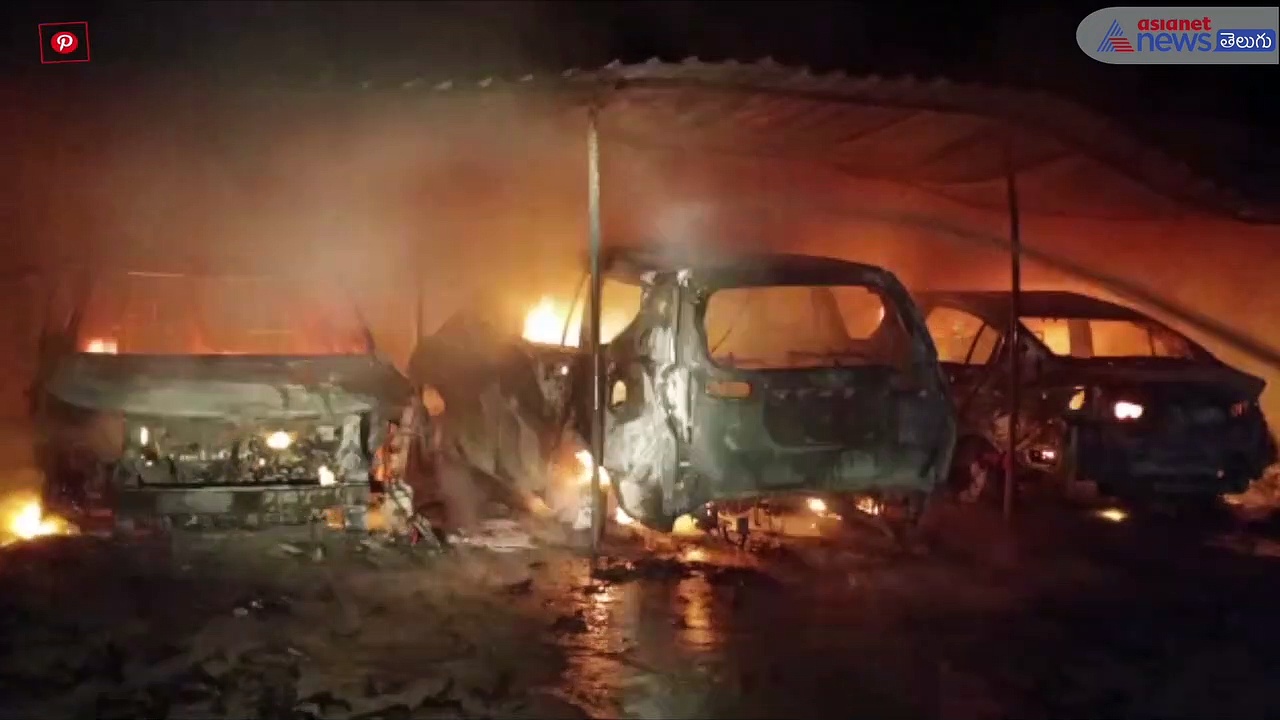 పెద్దపల్లిలో ఘోరం... మంటల్లో చిక్కుకుని కాలిబూడిదైన మూడు కార్లు