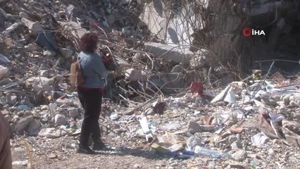 Öğretmenin enkaz arasında, annesinden bir hatıra bulma çabası
