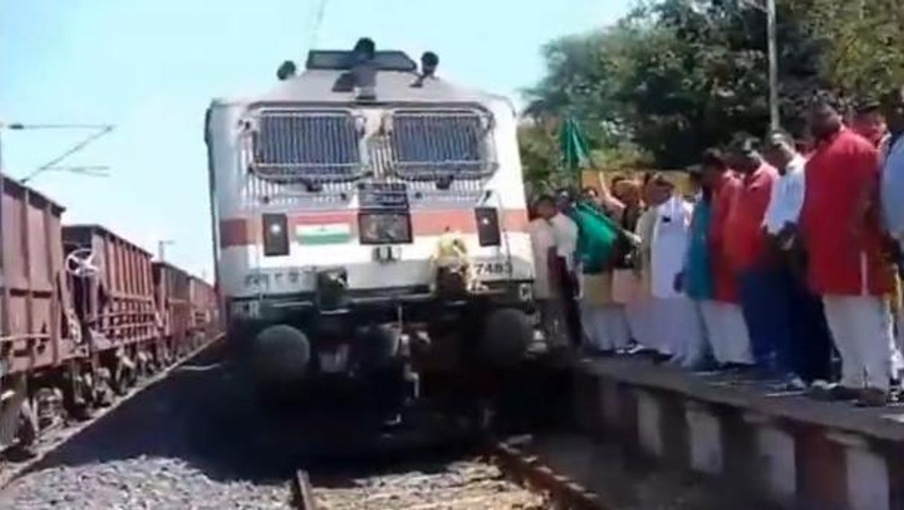 राजगढ़: सारंगपुर को मिला इस ट्रेन का स्टॉपेज, विक्ट्री साइन के साथ नजर आये सांसद..