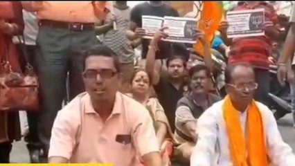 হুগলি: উত্তরপাড়া থেকে বালি পর্যন্ত টোটো পরিষেবা চালানোর দাবিতে অবরোধ বিজেপির